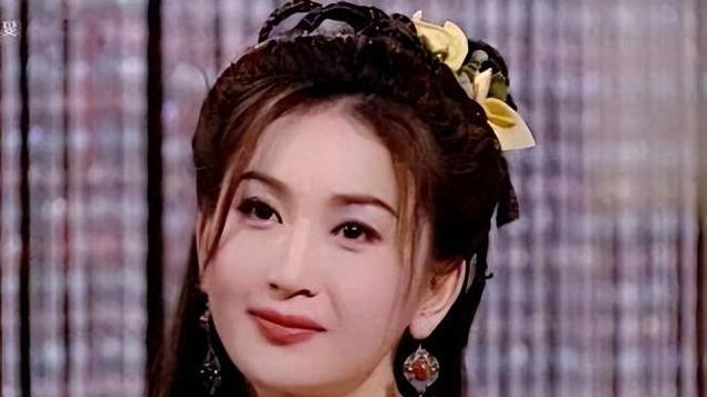 58岁温碧霞街头被偶遇，离开美颜有年龄感了，但打扮得像个少女