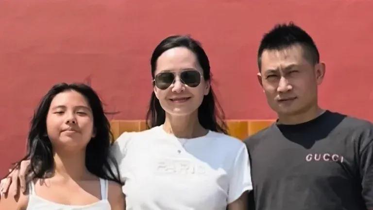 51岁郭羡妮一家暑期欢乐游 ，13岁女儿发育惊人，手牵手好幸福！