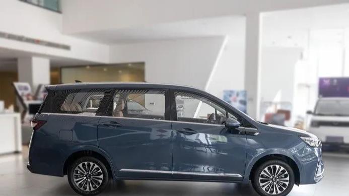 五菱不讲武德，混动大7座MPV，才卖7万，一公里4毛，10年开不坏