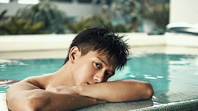 李现健身成果显著，晒照秀出完美身材