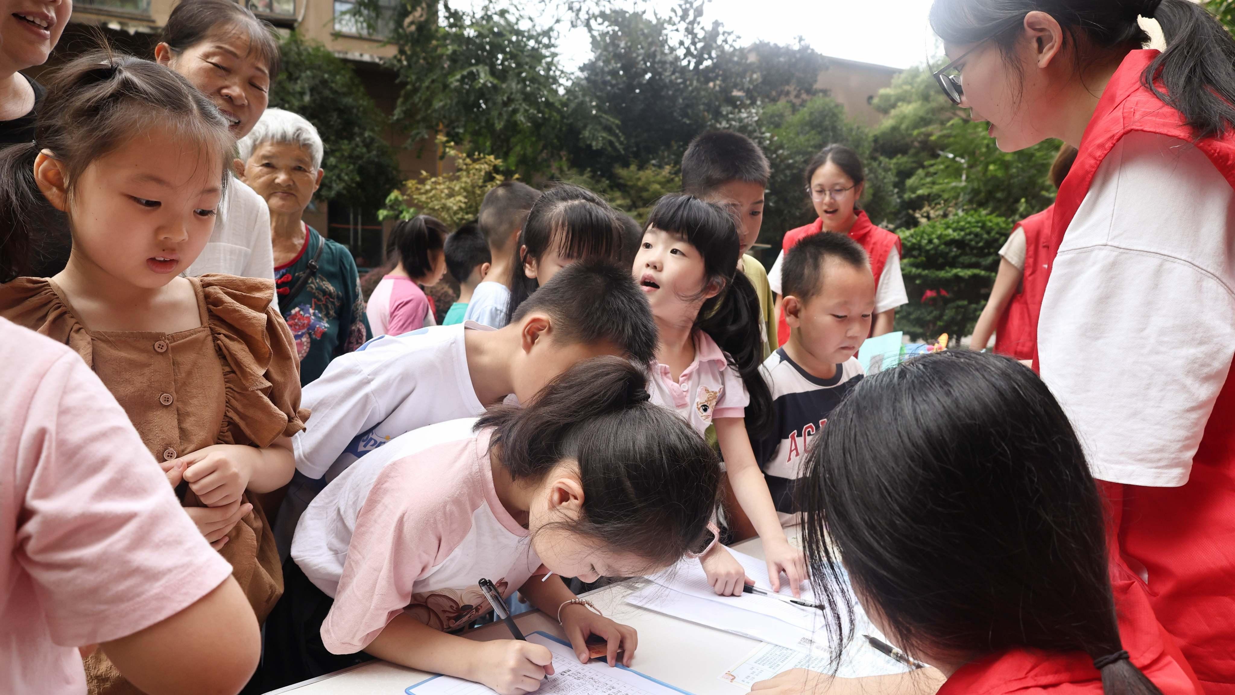 童心巧手庆国庆，志愿课堂暖童心 — 记艺术传媒学院青年志愿者协会“梦想课堂”“春蕾课堂”开课仪式