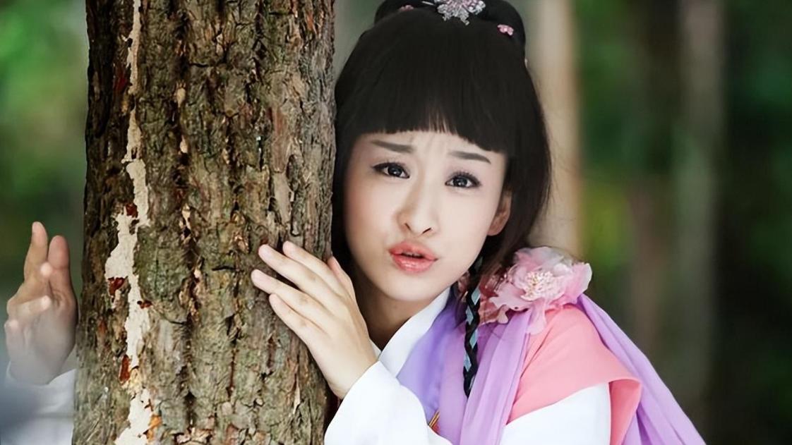她从小父母离异，和后妈关系不好，成名后遭公司雪藏，40岁仍单身