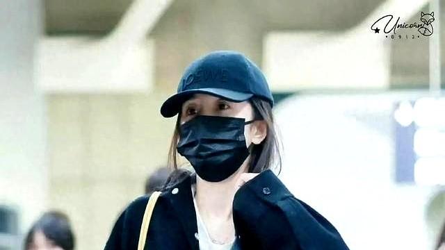 杨幂真实素颜曝光！凌晨出现在机场，发顶稀疏瘪嘴凹脸，干瘪无力
