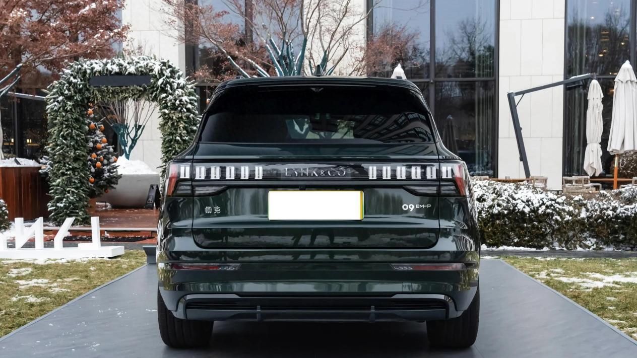 实力强的中大型SUV，555马力+四驱，4.9秒破百油耗仅6升，没人懂