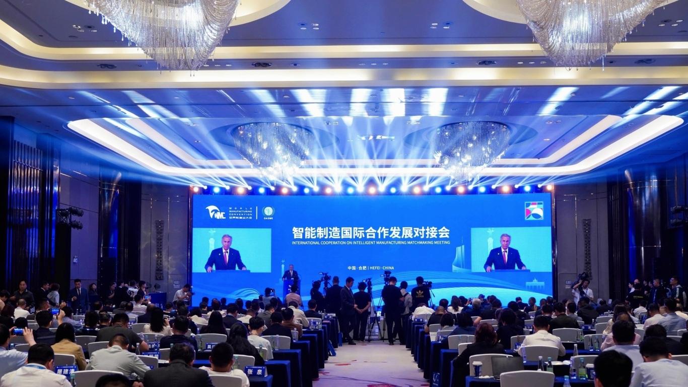 2025世界制造业大会智能制造国际合作发展对接会  官方指定用车 “智能座舱 ”江淮瑞风RF8  助