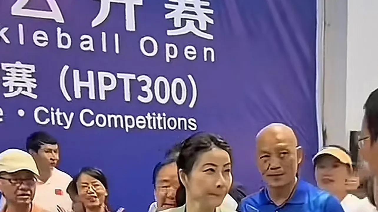 郭晶晶穿绿色西装，现身剪彩