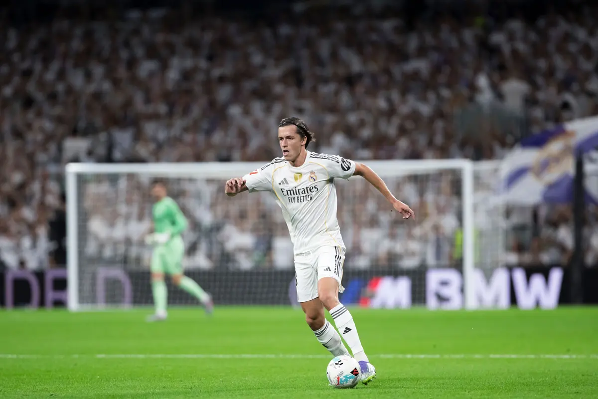 红牌、防线崩塌与战术迷局：皇马0-2塞尔塔暴露的冠军危机！