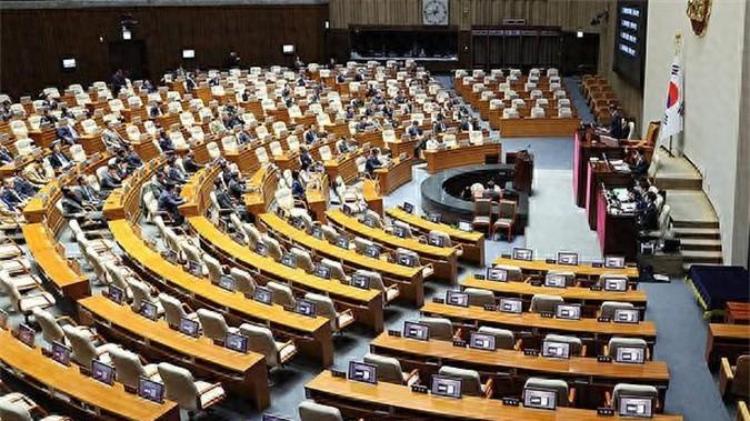 韩国风暴：国家命运的十字路口