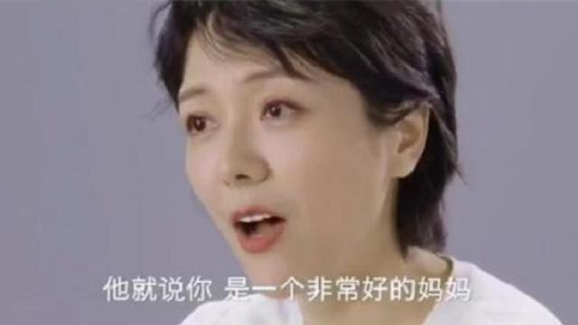 杨乐乐带儿子出游，小沐沐10岁头就秃了，染一撮黄毛举止怪异！