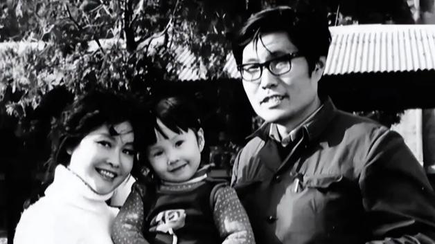 80岁李谷一再次缺席春晚！摘掉假发、卸掉浓妆的她更美了，缺席原因很残酷