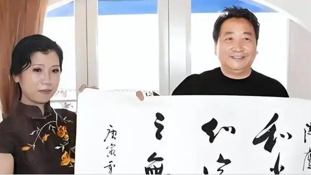 75岁姜昆现身美国，妻子罕见露面！夫妻二人打扮时尚，过得真滋润