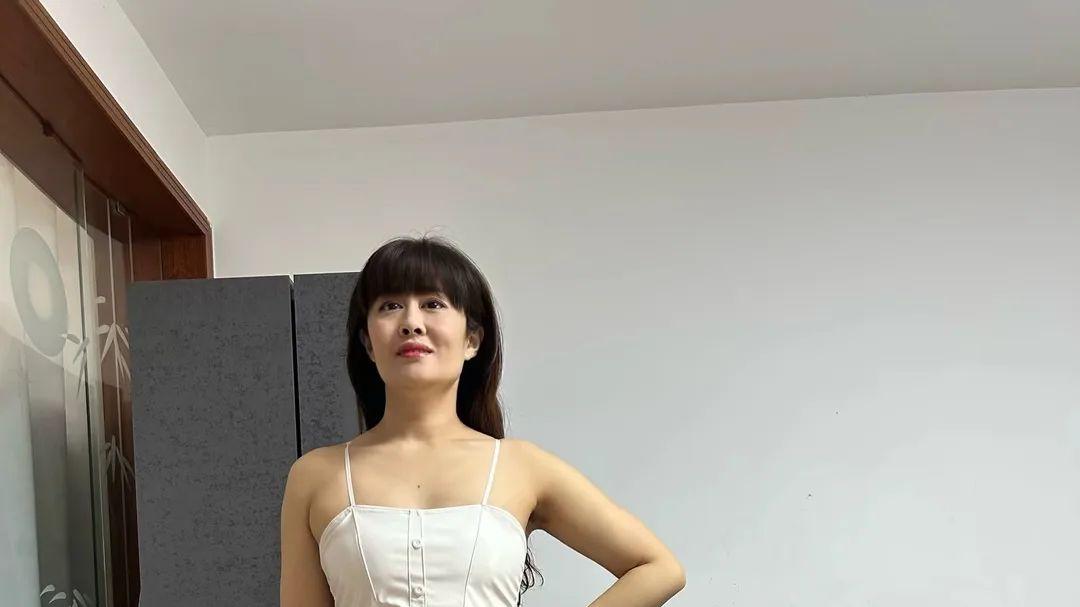 阿姨浪漫海滩，赤足短裤享受假日时光