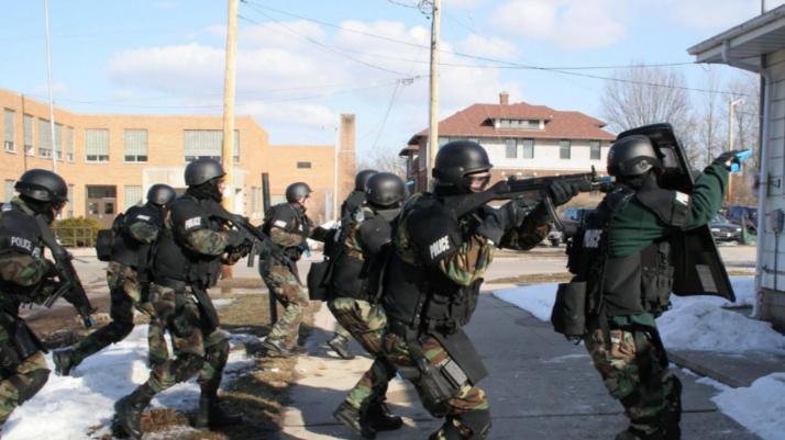 若逃犯越过“国境线”1米后，警察还能开枪吗？看完才懂有多严重