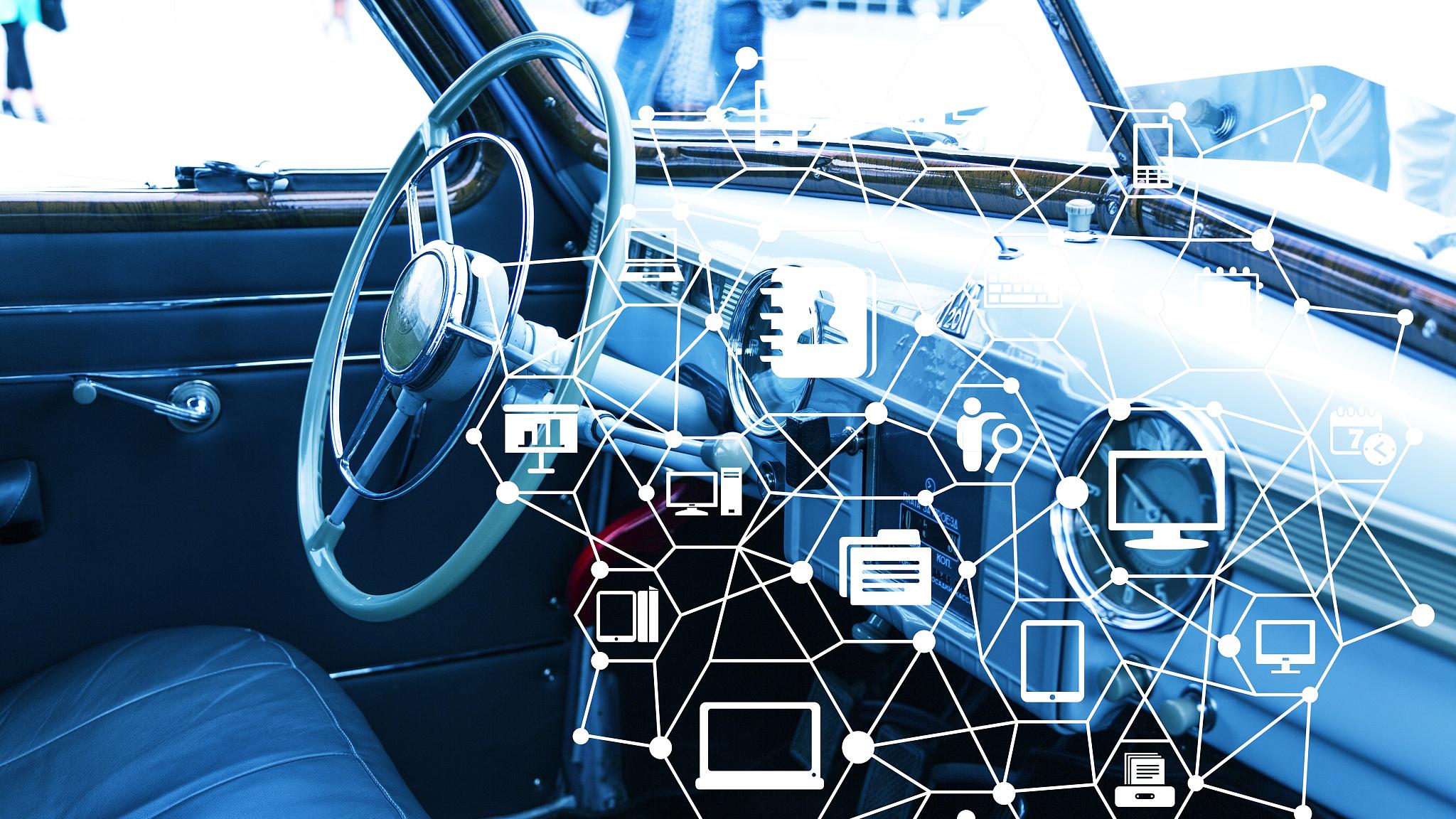 为什么传统车企砸钱十年，反被特斯拉Robotaxi后来居上？