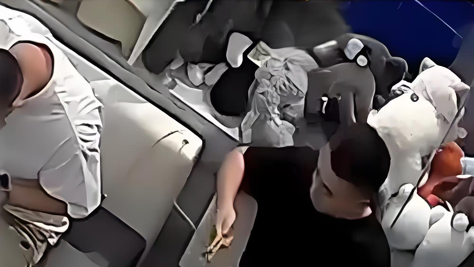 手机店免费充电线遭游客故意扯断，店主好心却没有得到好报，激怒网友