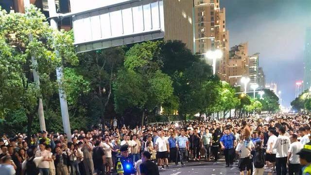 后续！男子拿扇子被误认持刀 遭踹倒送警局，网友评论区炸锅！