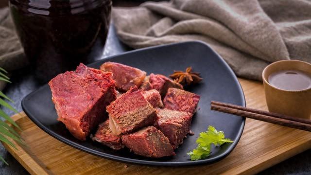 腌制大块牛肉的秘籍大公开：让每一口都鲜嫩多汁！