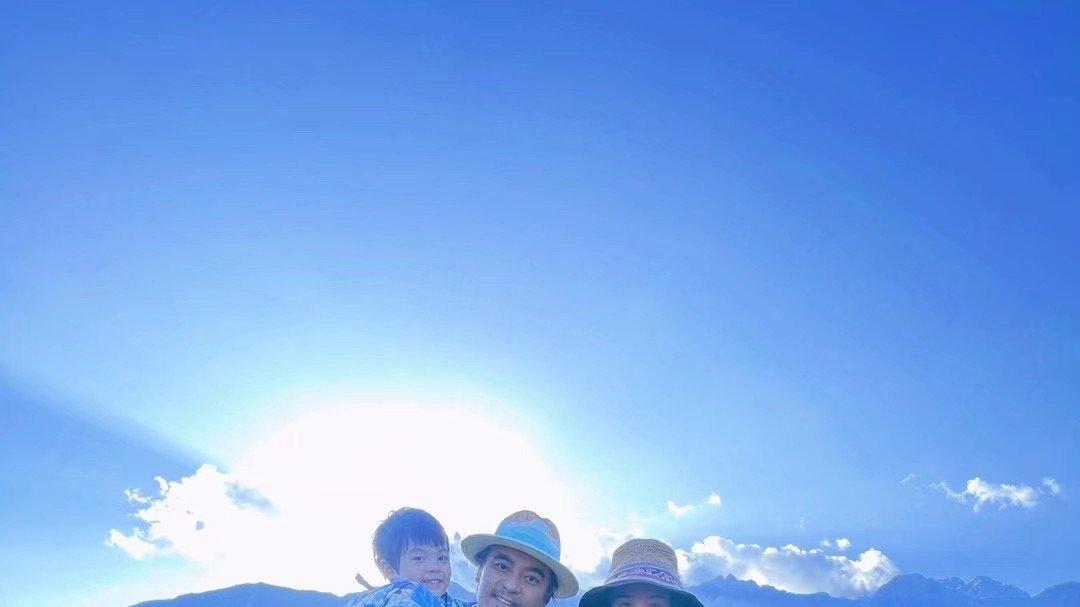 陈龙晒花絮照宣传新综艺，刘诗诗手拿糖人白到发光，胡歌白发瞩目