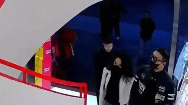 汪峰和小19岁女友牵手现身成都，女方穿牛仔裤身材火辣，颜值不输章子怡！