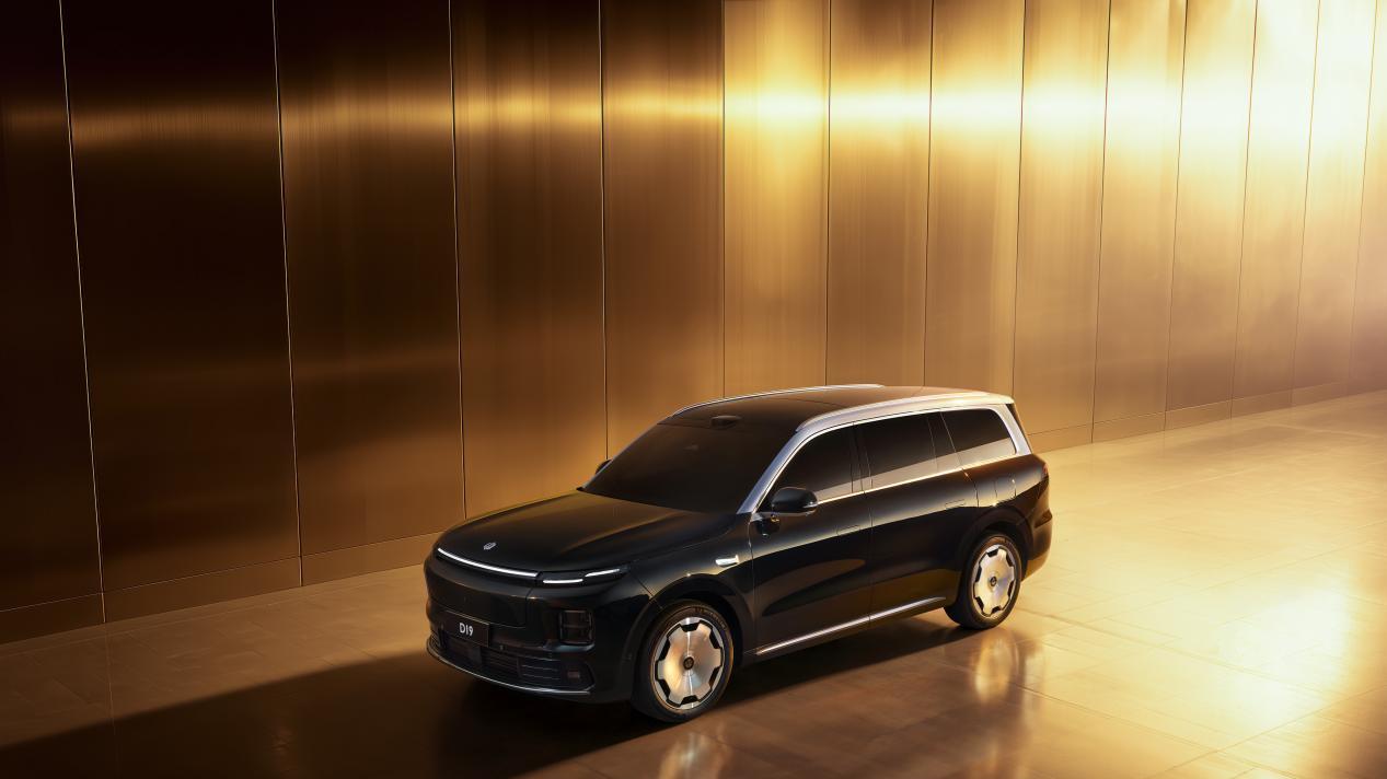 零跑也来掀桌子？纯电续航720km，还带三电机，但要等到2026年！