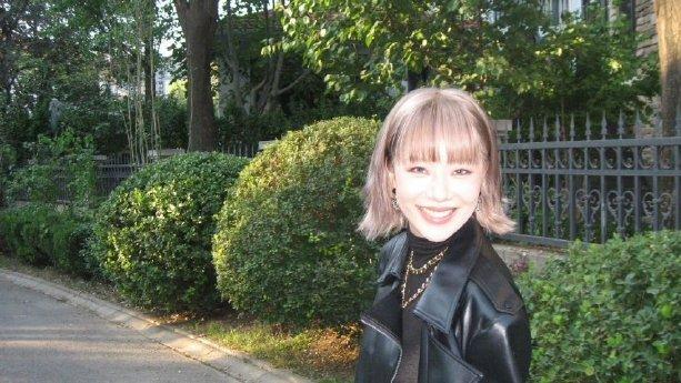 王菊的瘦身蜕变真的惊艳到认不出，紧致的身形让穿搭更多了几分时髦张力