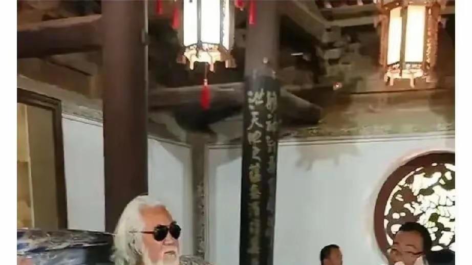 74岁张纪中伏羲庙上香，他身强体壮走路带风，小34岁杜星霖很显老