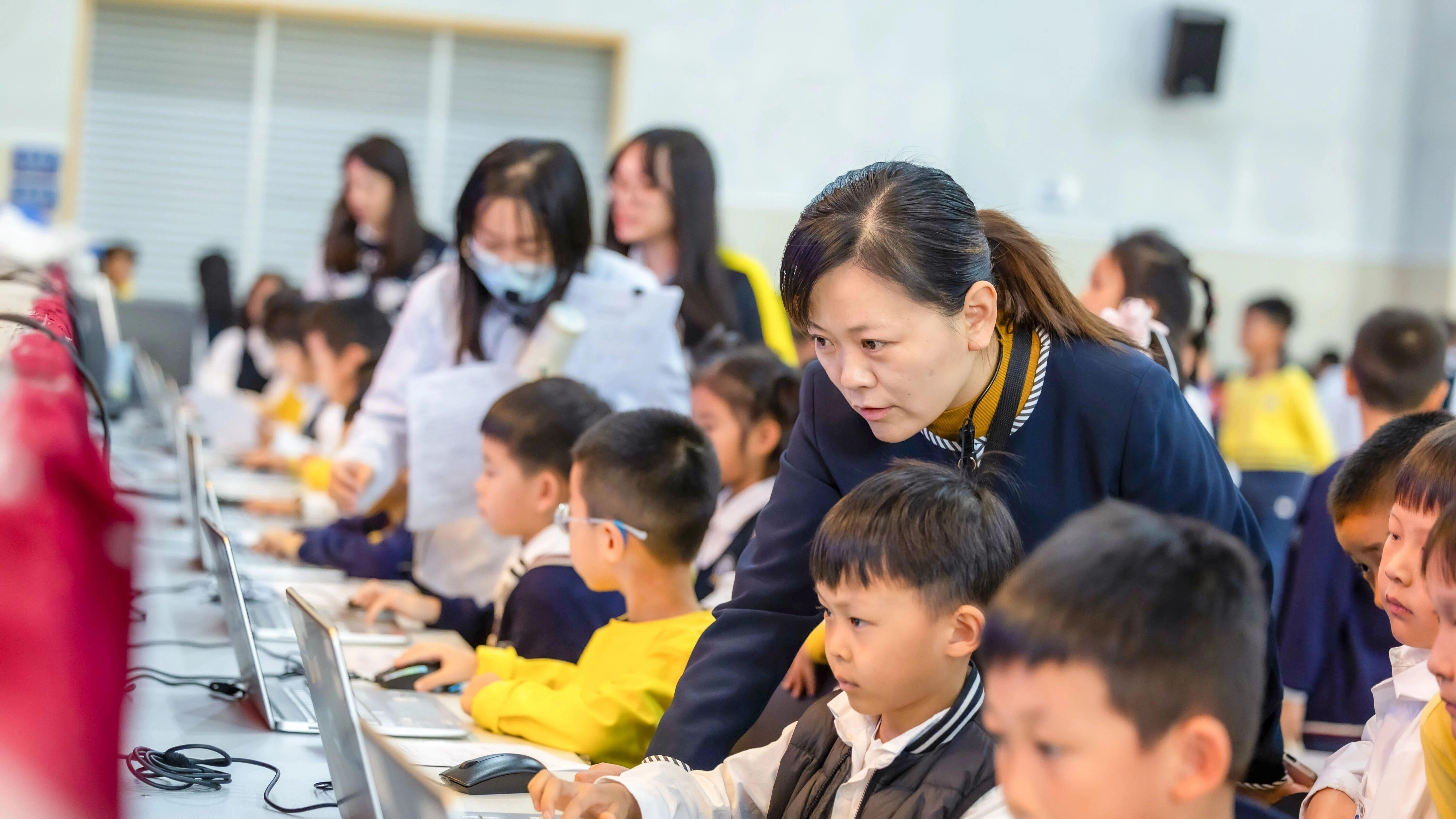 “减负清单”进校园：社会性事务减少，教师压力依旧