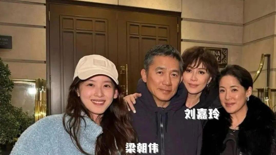 章泽天香港出席活动，窈窕玲珑好少女，与刘嘉玲夫妇合影气场强