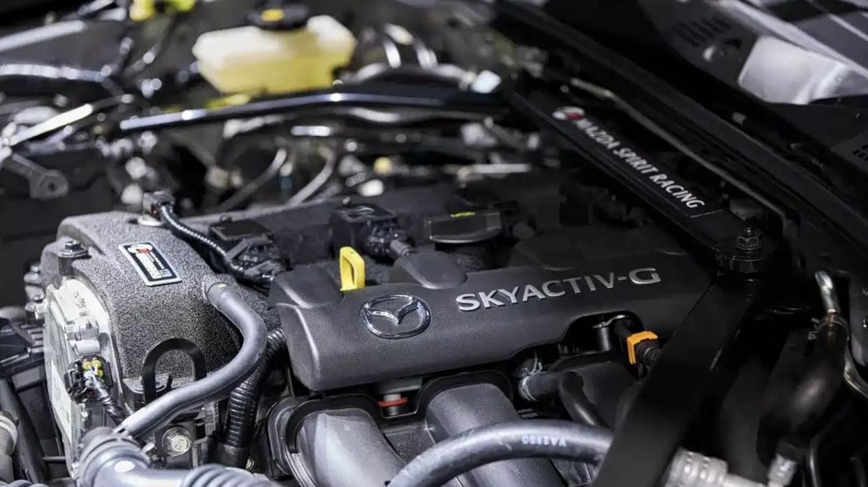 日系小型跑车，软顶敞篷+无边框车门，搭载2.0升发动机，限量200台