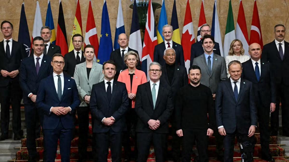 泽连斯基一到伦敦，十几国领导人围上来，英国热情地帮乌克兰贷款