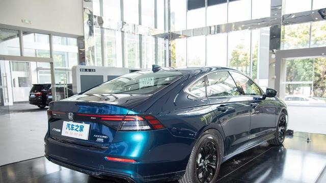 丰田凯美瑞VS本田雅阁：谁才是中型轿车市场的“全能王”？