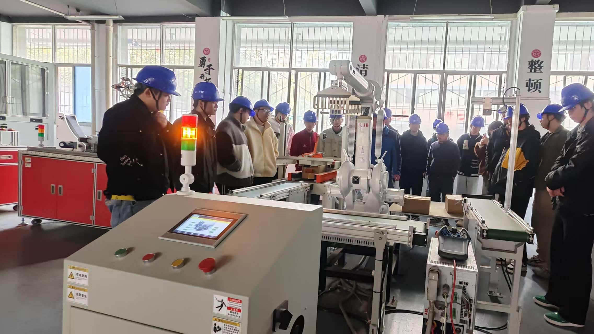 从剪刀到键盘：一位理发师的电气自动化plc培训机构转型路