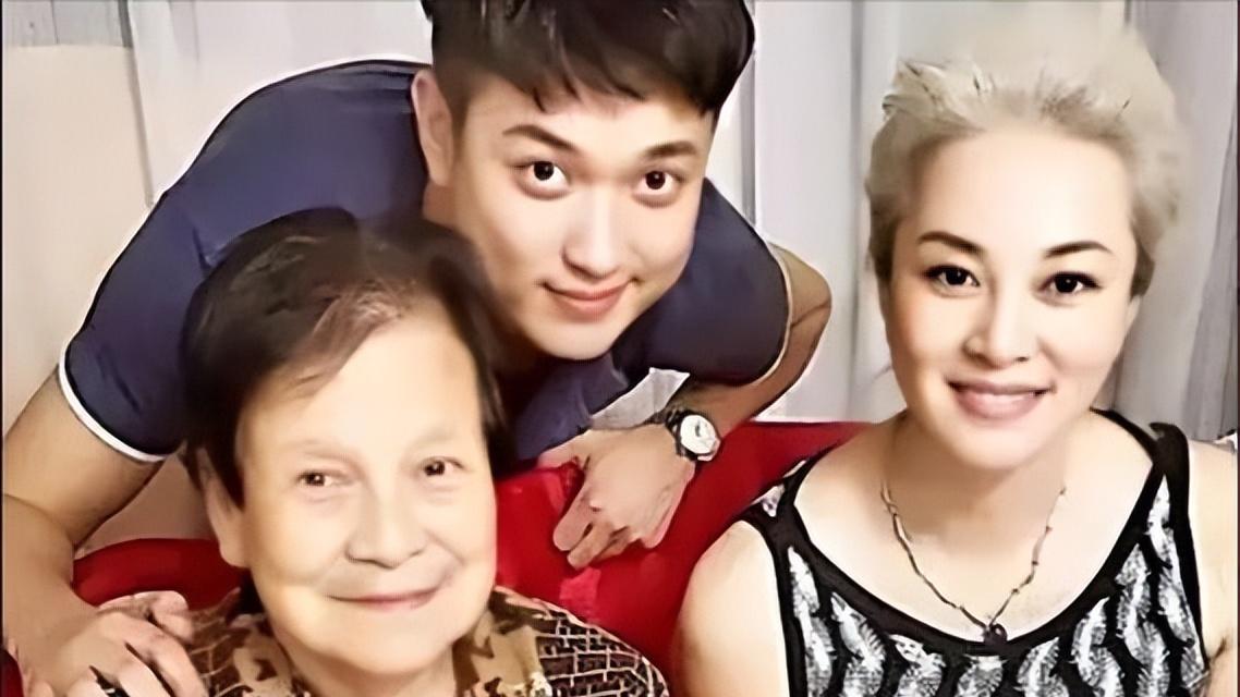 两度瘫痪，惨遭丈夫抛弃后一夜白头，64岁成央视超模惊艳众人！