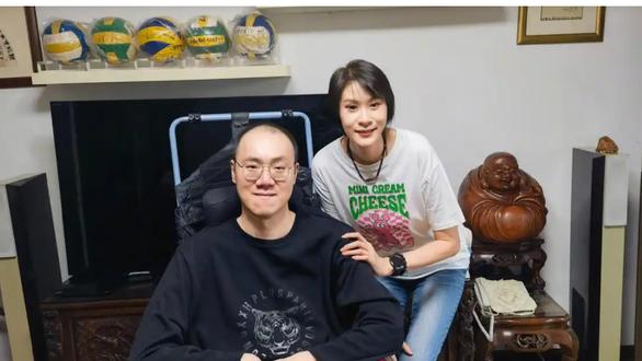 44岁赵蕊蕊探望师兄，从国手到瘫痪，前妻再婚高升，女排未忘记他