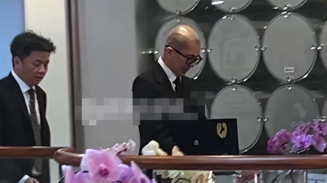 具俊晔暴瘦12斤捧骨灰痛哭