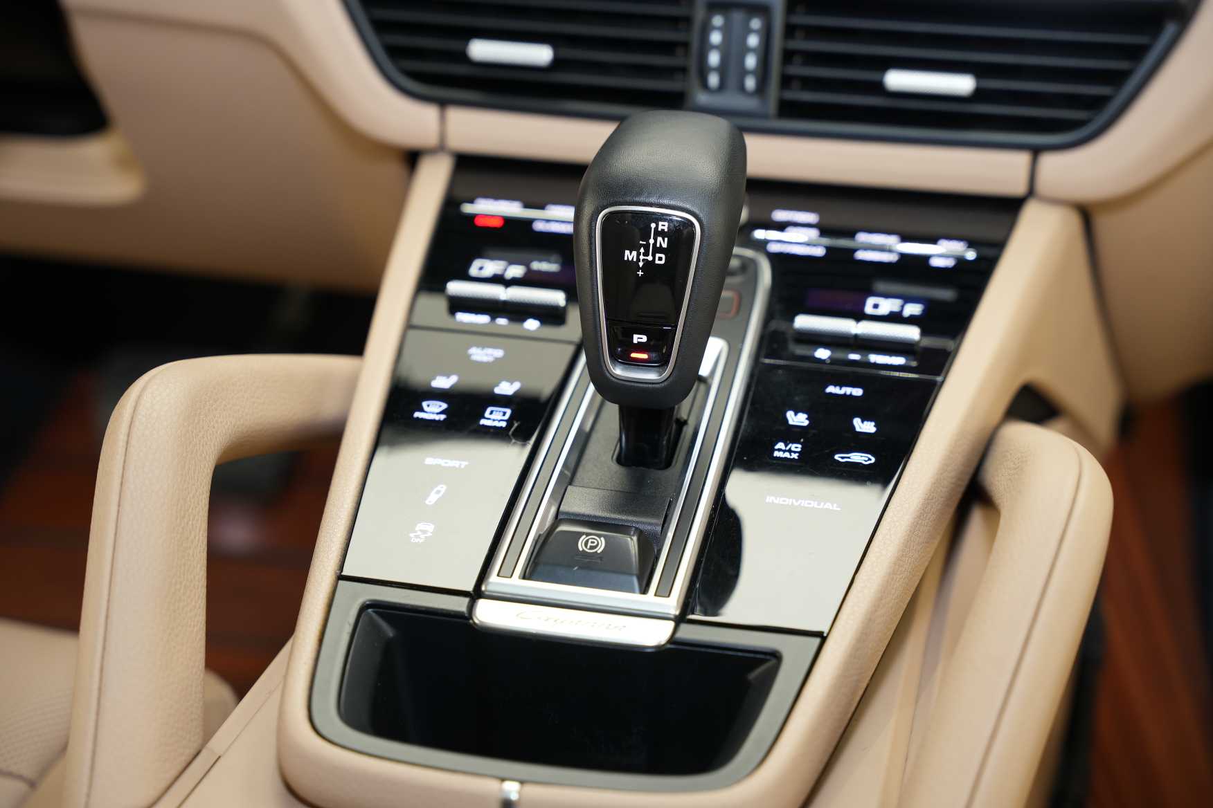 44.8万圆梦保时捷Cayenne，2018款3.0T，一手车况仅6万公里