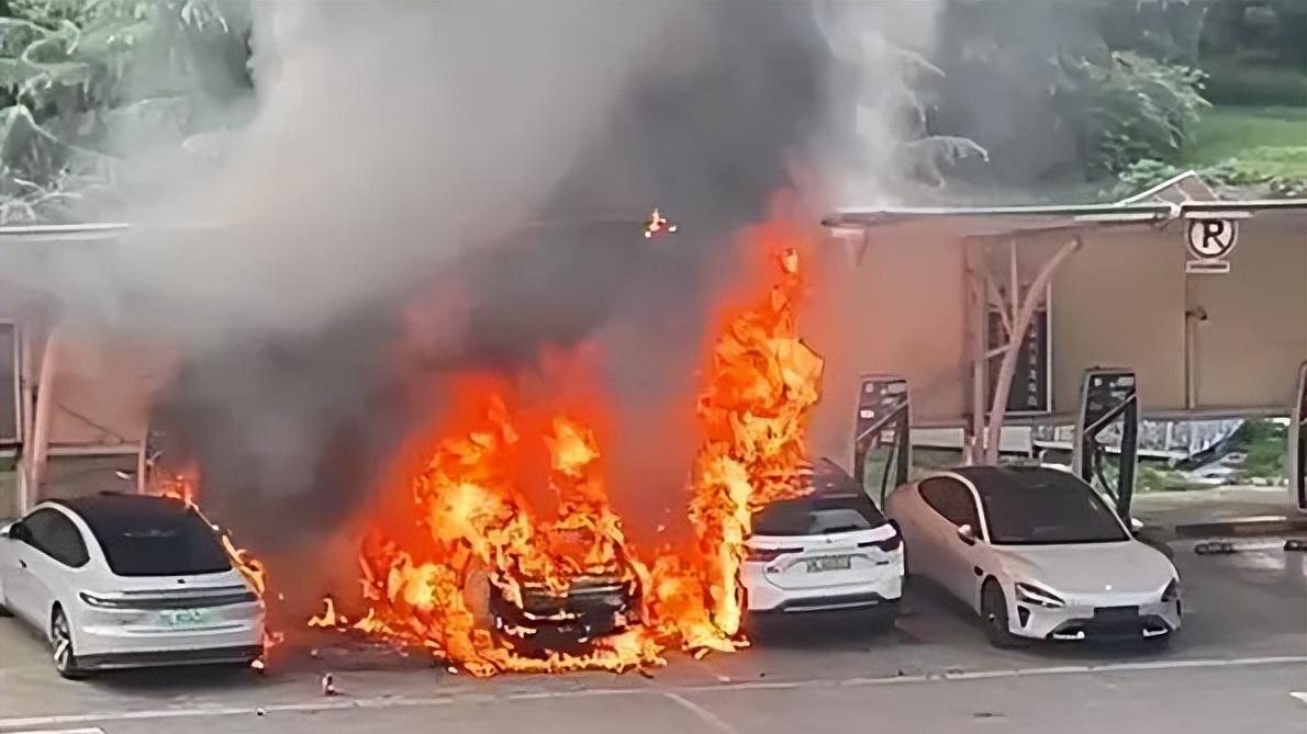 某米听了都无语，“车门顺利打开”成新能源车安全最后的倔强？