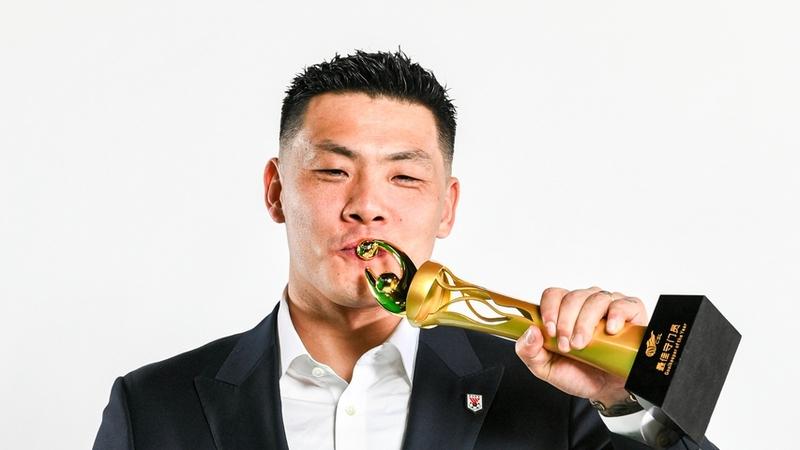 王大雷弃门出击将对方球员踢倒，球迷：他是偶像，必须一直是主力
