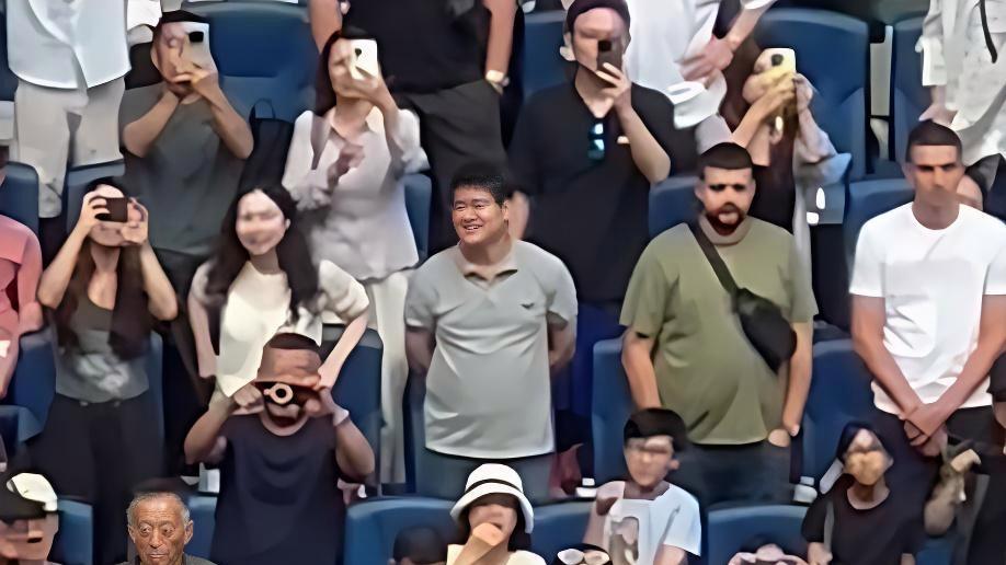 52 岁董卿罕见露面，素颜看球状态惊人，12岁儿子模样曝光，真实现状令人意外