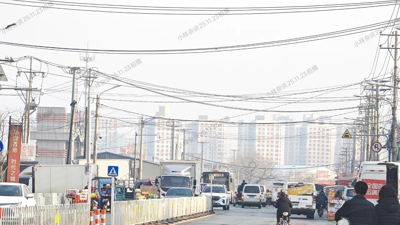 沈阳东贸路，一条“没有”非机动车道和人行道的路