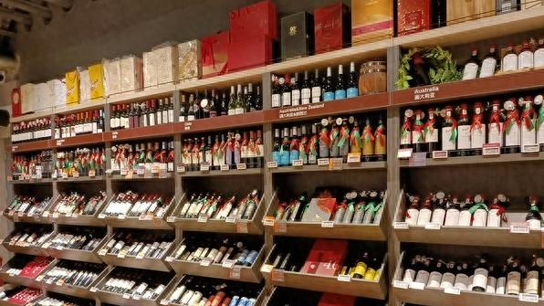 县城烟酒店的 “断层货架”：年轻人绕着走，老年人喝不动，困境咋破？