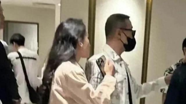 54岁汪峰澳门看演唱会，小19岁女友穿紧身裤身材好，汪峰真有