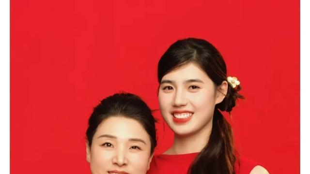 张雨霏元宵节分享和妈妈合影，母女穿红裙好喜庆，妈妈气质真好！