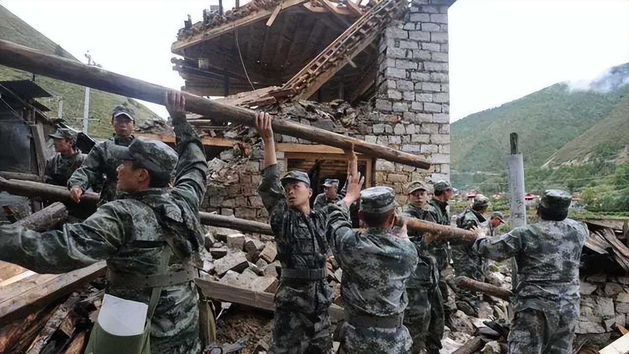 2008年我救了一位女孩，立了功提了干，她后来嫁给我们连队副连长