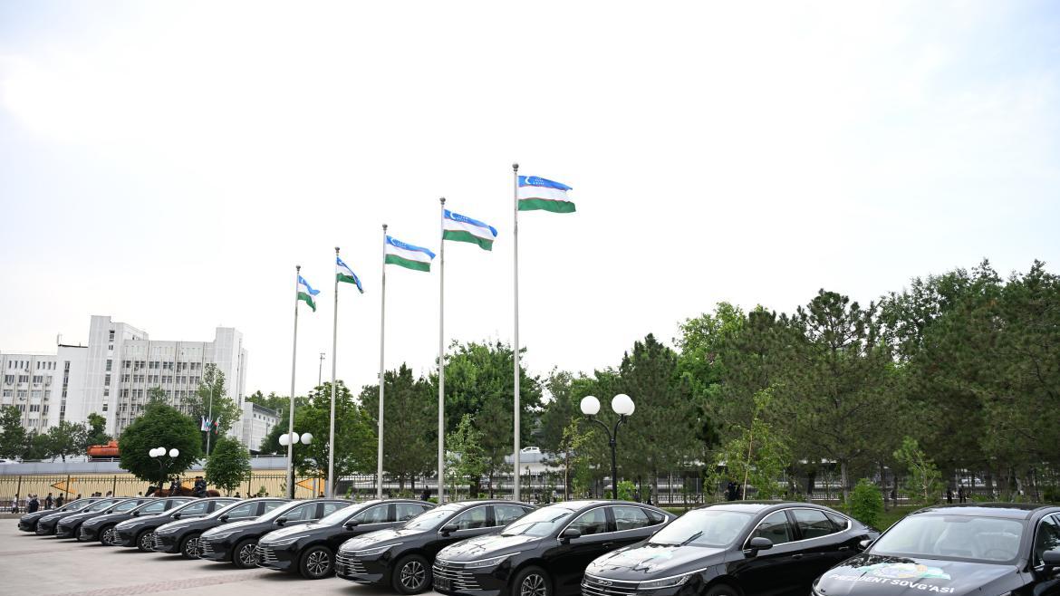 世界杯首次出线，乌兹总统豪赠42台比亚迪汽车！