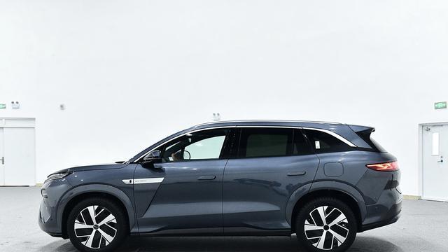 国产旗舰SUV，车长5040mm，三排七座布局，还标配高阶智驾