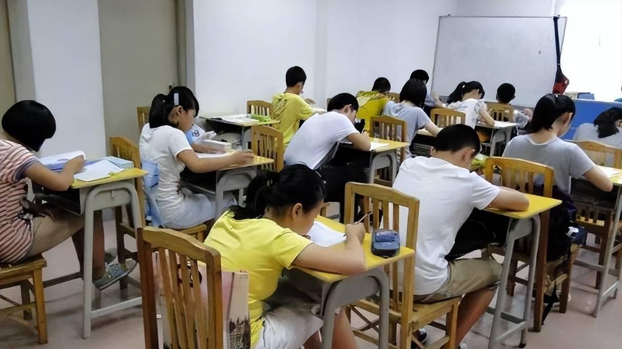 大快人心！鞍山9名在职教师违规补课被严惩，降级、警告、退钱！