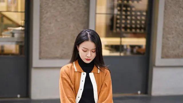 冬天再懒也别穿打底裤，不得体！试试“格纹裙”更提气质，文艺而复古