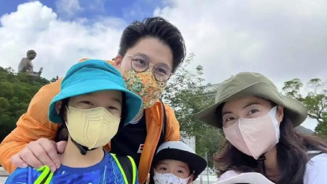 郭晶晶携女庆生选500年名店 霍家三代素颜亮相显温情