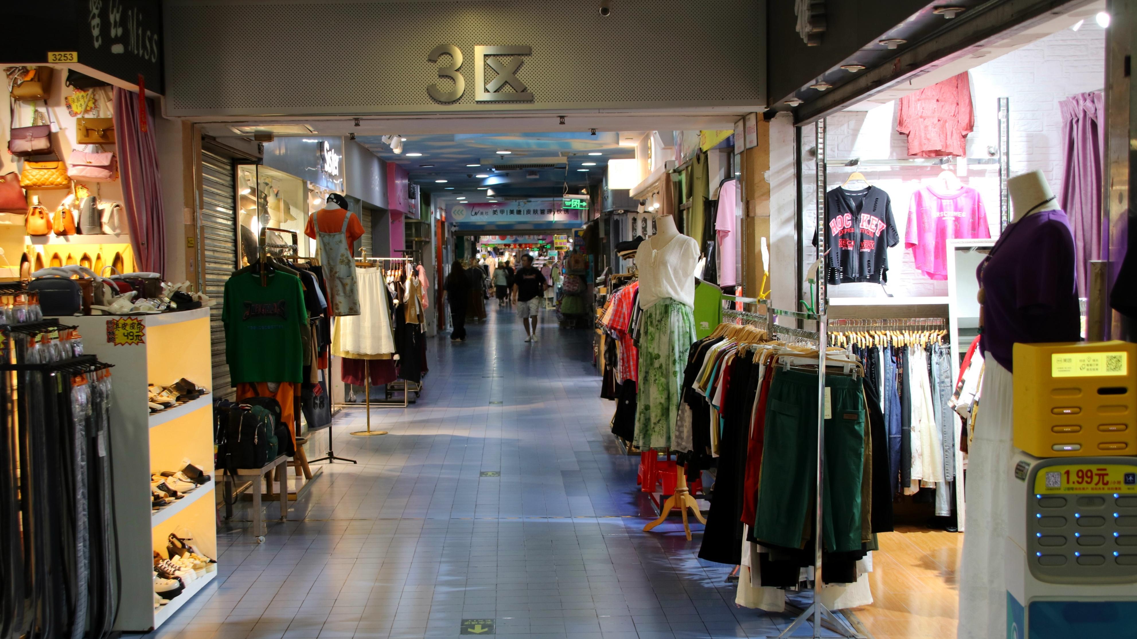 我的商场谁做主？业委会缺失，物业公司争老牌商城管家对薄公堂